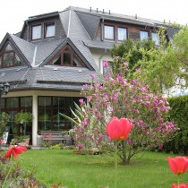 Hotel Waldesruh Garten im Frühling Eingangsbereich